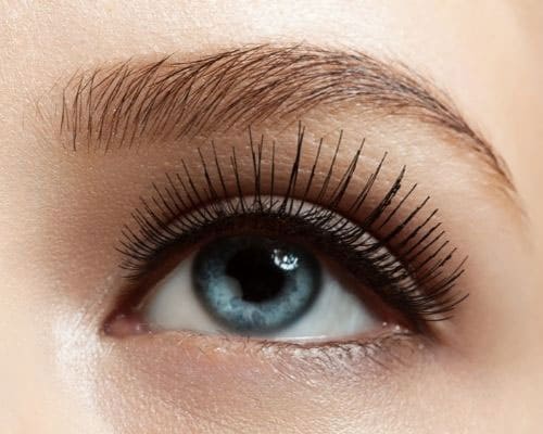 Kosmetische Behandlungen / Wimpern und Augenbrauen einer Frau